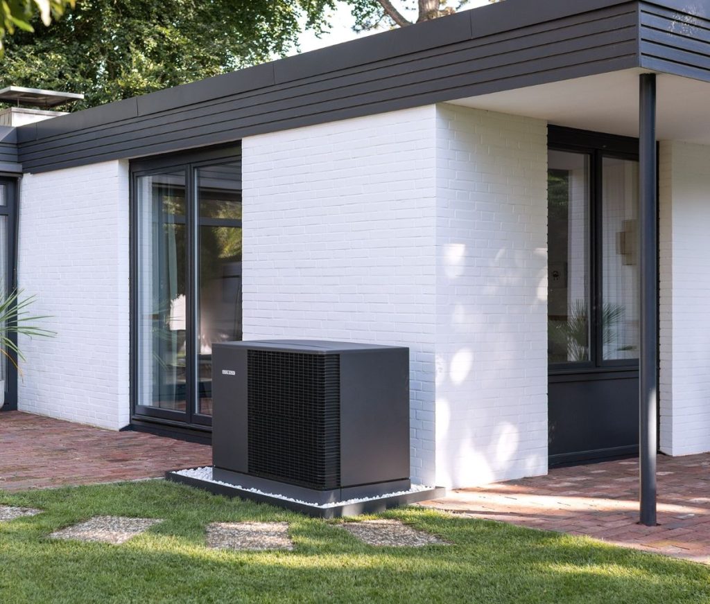 Wärmepumpe im Garten