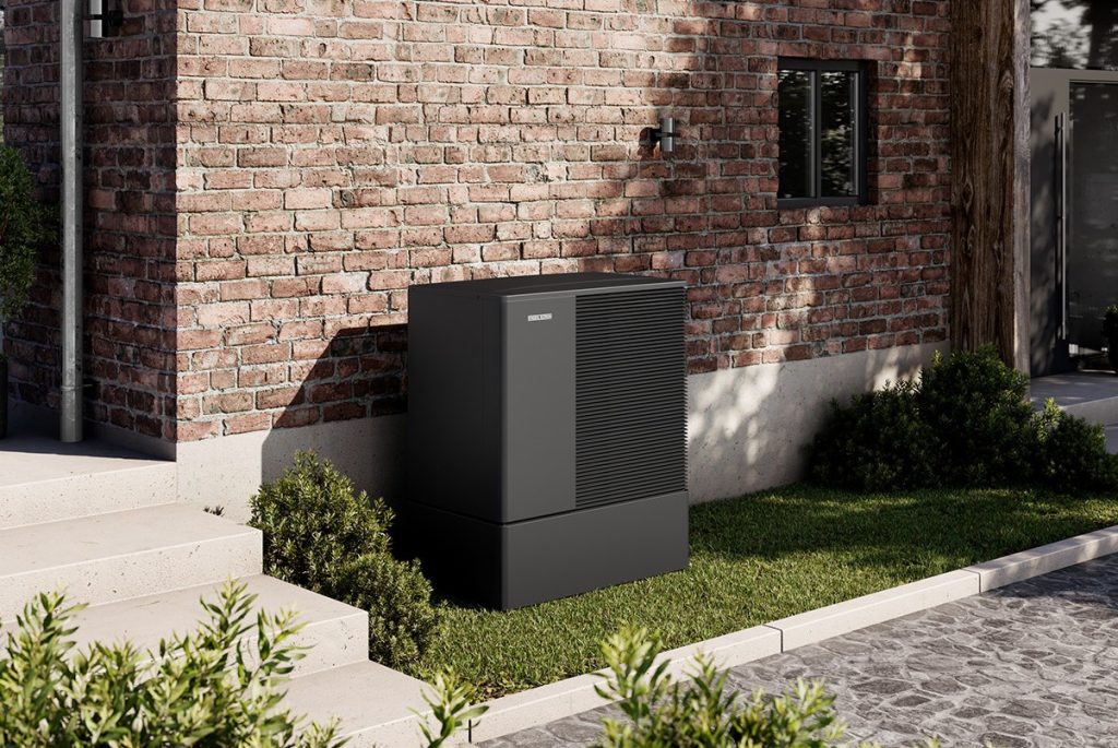 Wärmepumpe von Stiebel Eltron vor Klinkerhaus Wärmepumpe im Altbau sinnvoll