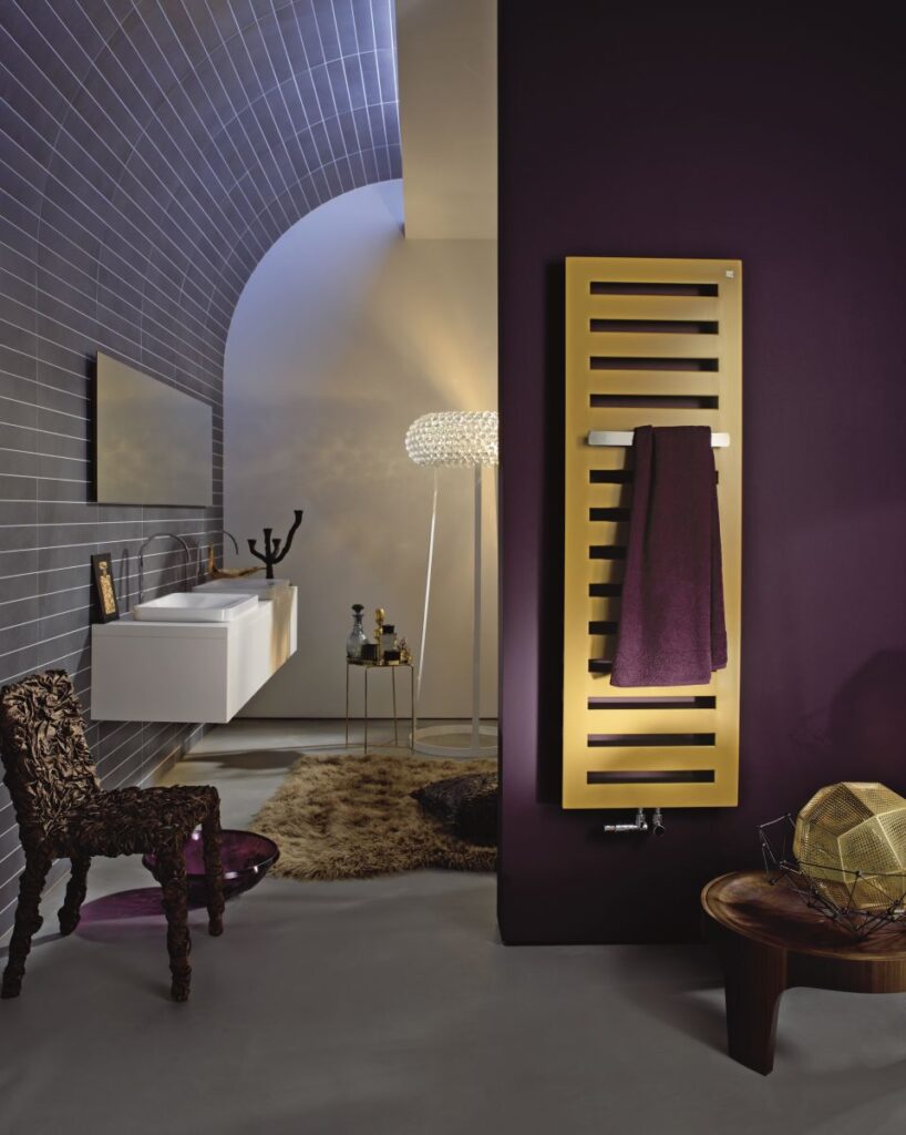 Badezimmer in lila und gold mit Heizkörper von Zehnder