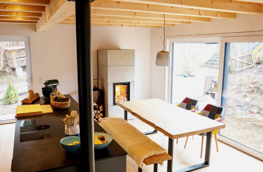 Photovoltaik und Holzofen: Effizient heizen mit Sonne, Strom und Holz 4 Esszimmer und Küche mit Essplatz und Ofen und Feuer Brunner