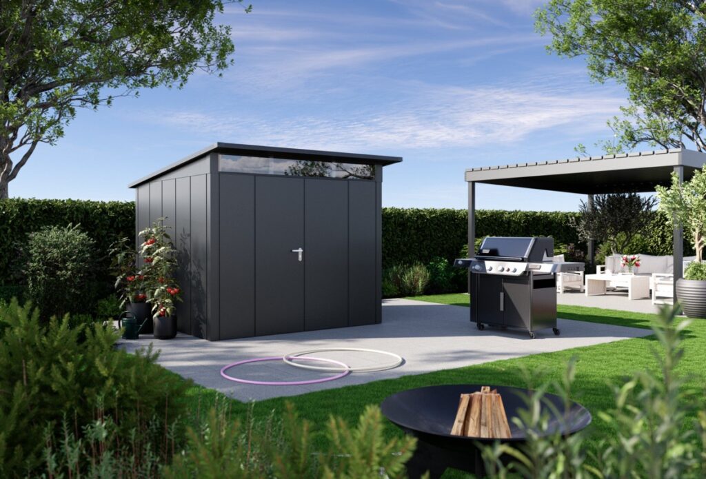 Gerätehaus mit Pultdach von Hörmann in Garten mit Grill und Lounge Bereich