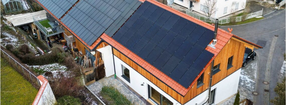 Holzhaus mit Photovoltaik und Holzofen von oben von Brunner