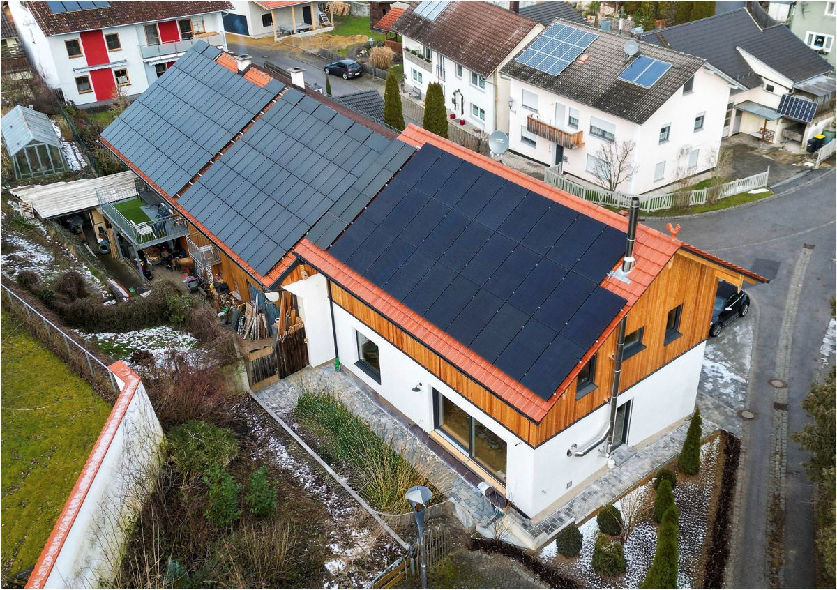 Holzhaus mit Photovoltaik und Holzofen von oben von Brunner