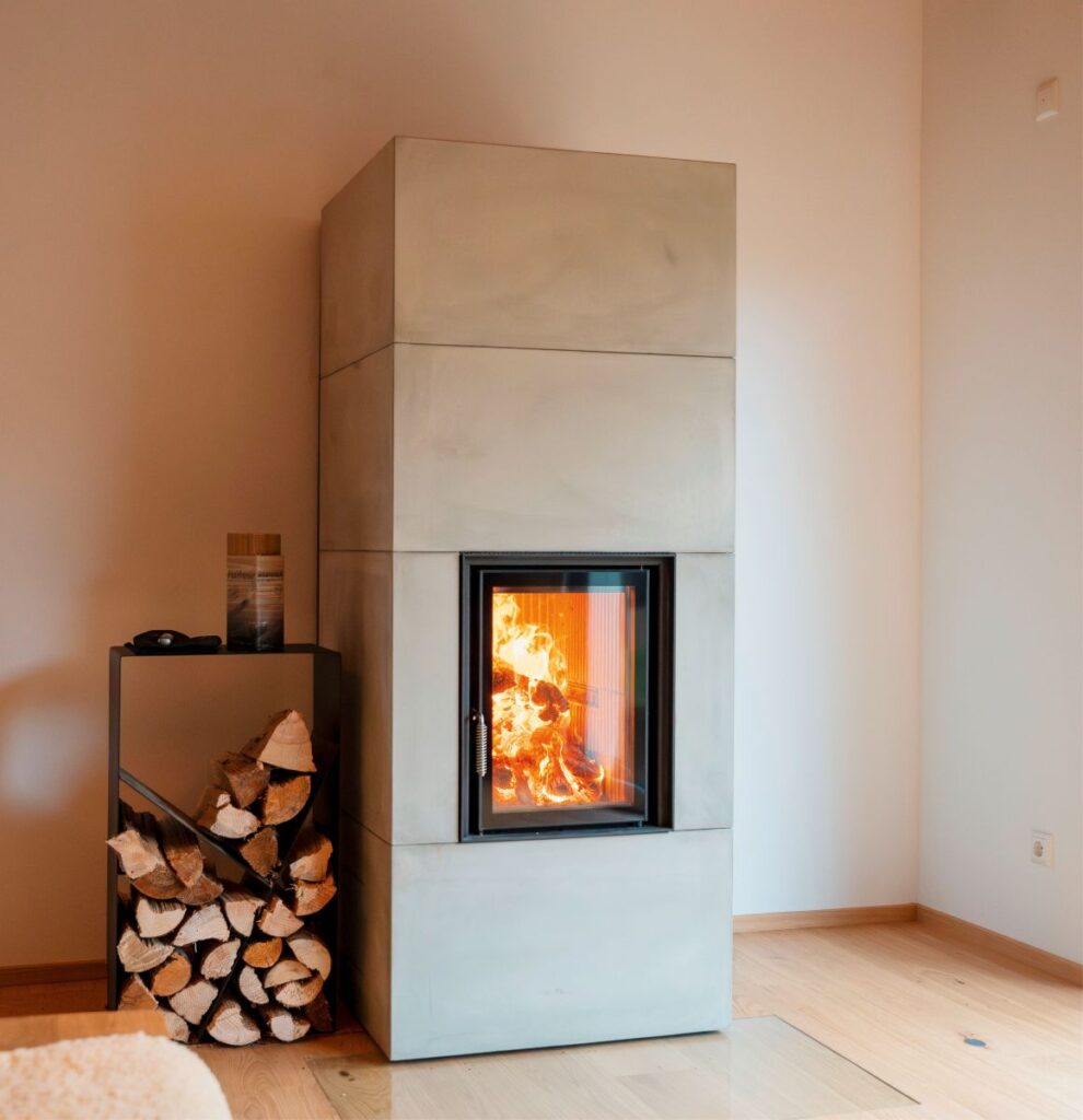 Photovoltaik und Holzofen: Effizient heizen mit Sonne, Strom und Holz 3 Ofen mit Feuer und Holzscheiten in heimeligem Wohnzimmer Brunner