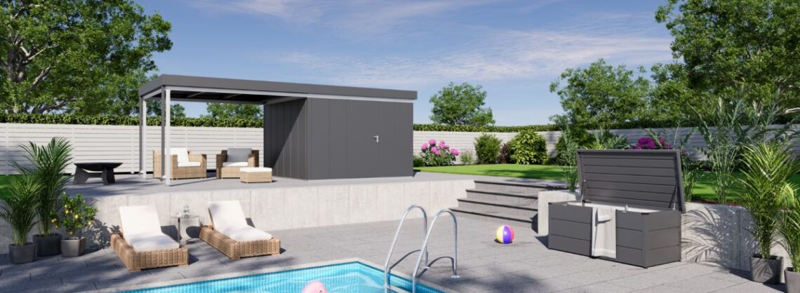 Pool mit Liegen, Gerätehaus und Garten von Hörmann