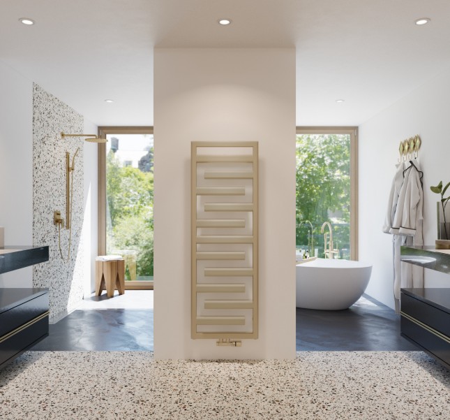 Zehnder Bad mit weißen und goldenen Elementen und großen Fenstern