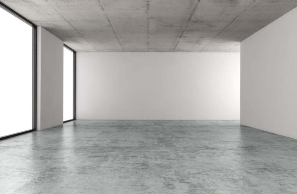 Ausgleichsmassen: Wie man schönen Böden den Boden bereitet 3 Leerer Raum mit hohen Fenstern und grauen Betondecke und Betonboden iStock-499686554