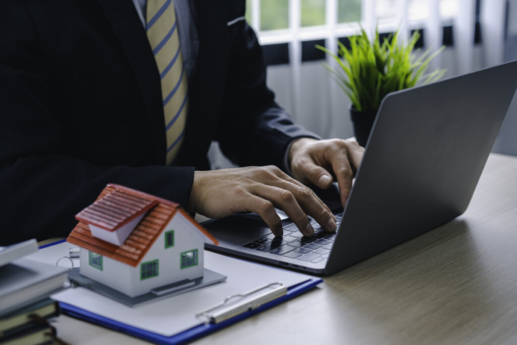 Mann sitzt am Laptop