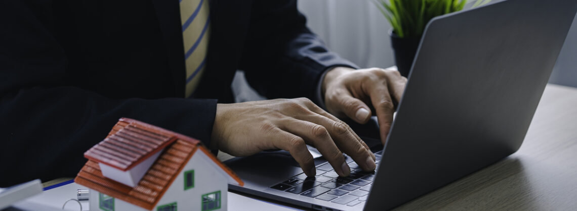 Mann sitzt am Laptop