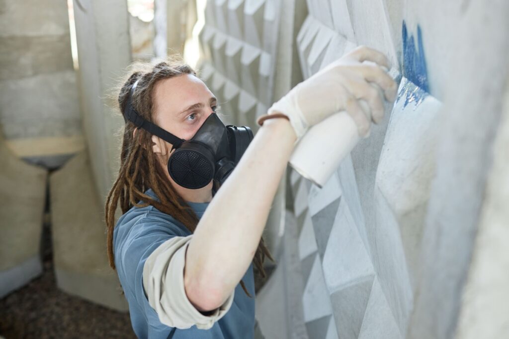 Sanierung einer Wand mit Farben und Maske