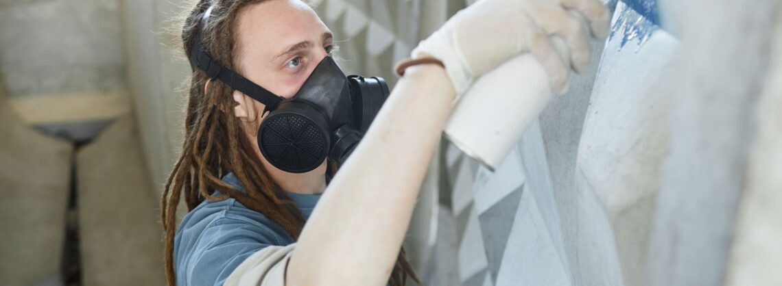 Sanierung einer Wand mit Farben und Maske