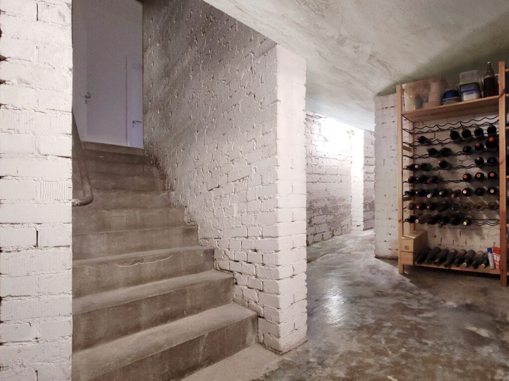 Treppenmeister Steinkeller mit Weinregal und steinerner Treppe