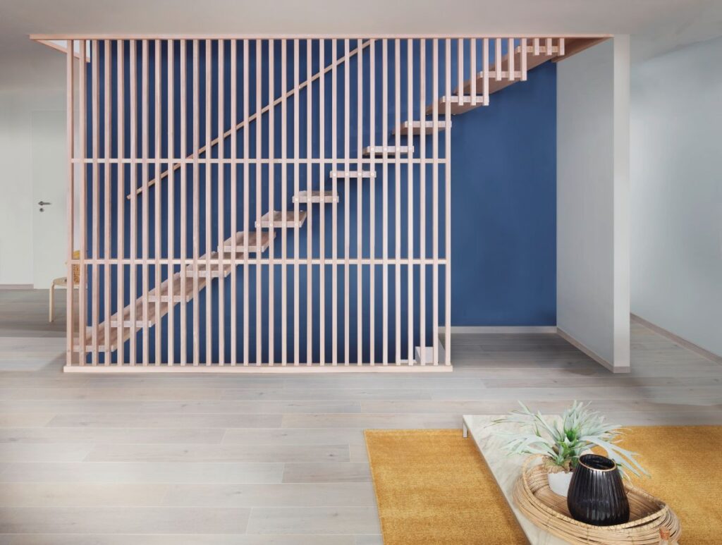 Treppenmeister freischwebende Kellertreppe modern vor lila Wand