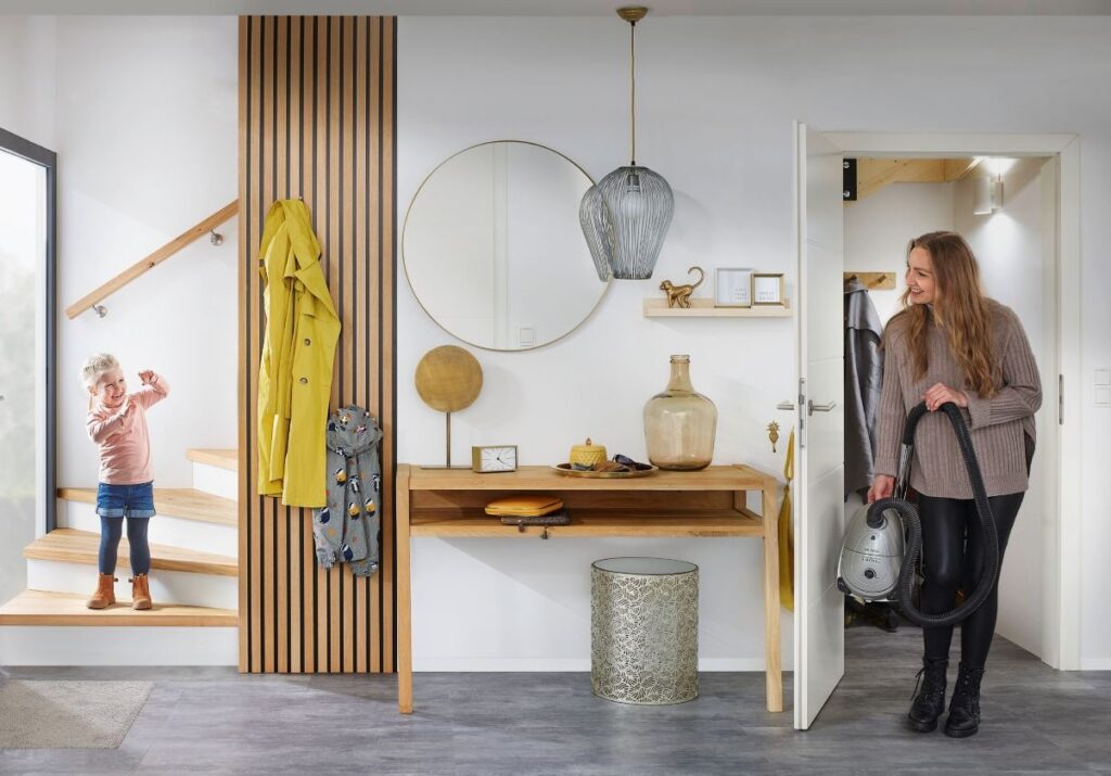 Treppenmeister Vario Treppe Flur Frau mit Kind