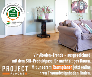 Wohnzimmer mit parketboden und grauem Sofa