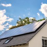 Renovieren – umfassender Ratgeber für Ihr Zuhause 1 Hausdach mit PV Modulen und blauem Himmel